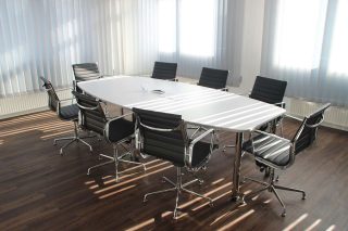 Konferensbord och stolar