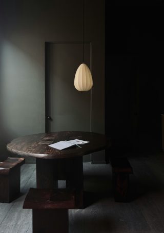 bord, pallar och en taklampa