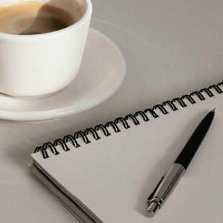 kaffekopp, block och penna